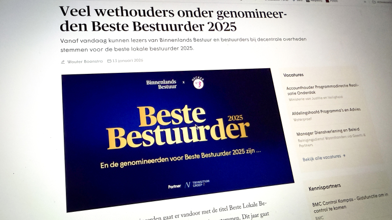 Artikel over wethouders genomineerd voor "Beste Bestuurder 2025" met een prominente blauwe banner met tekst.