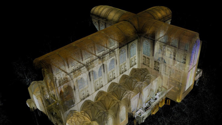 Digitale 3D-weergave van een kerk met gewelfde plafonds en grote ramen in een kruisvormige structuur.