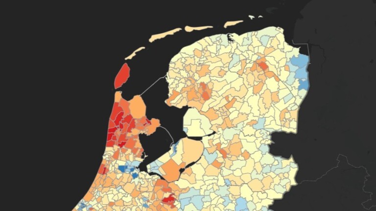 Kleurenkaart van Nederland met verschillende tinten rood, blauw en geel, die regionale verschillen aangeven.