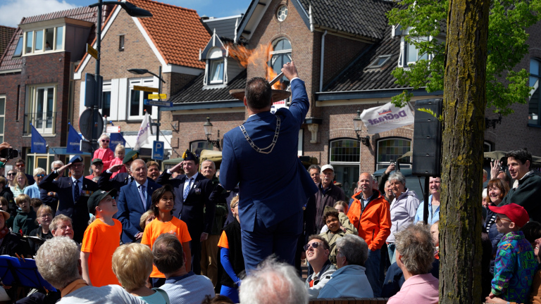 Castricum viert vrijheid met traditionele trompetten en vrijheidsvuur: “Wees blij dat je wiegje hier