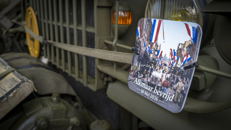 Een oude militaire jeep met een poster die een bevrijdingsfeest in Alkmaar op 10 mei 2026 toont.