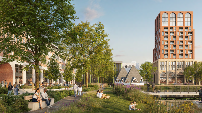 Stadspark met vijver en wandelpaden, mensen op bankjes en terras, met hoge bakstenen woontoren op de achtergrond