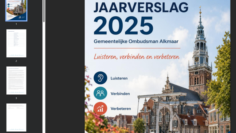 Omslag van het jaarverslag 2025 van de Gemeentelijke Ombudsman Alkmaar met de tekst "Luisteren, verbinden en verbeteren" en een foto van een toren.