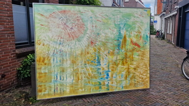 Abstract schilderij met contrasterende kleuren en texturen, weergegeven in een stedelijke straatomgeving met bakstenen gebouwen.