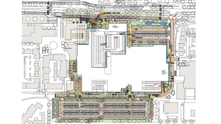 Plattegrond van een gebouwcomplex met omliggende parkeerplaatsen, groenvoorzieningen en meerdere ingangen.