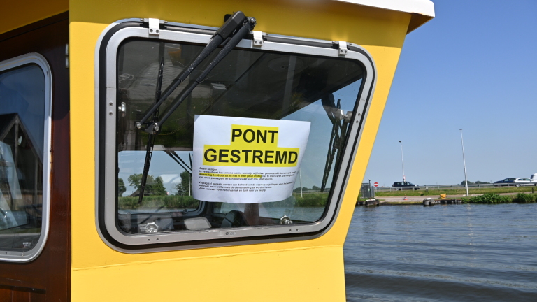 Bord op een veerbootraam met de tekst "Pont gestremd" vanwege extreem warm weer.