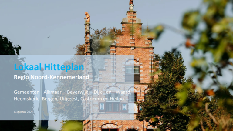 Bakstenen torengebouw tussen bomen met tekst: Lokaal Hitteplan Regio Noord-Kennemerland en lijst gemeenten (augustus 2025)