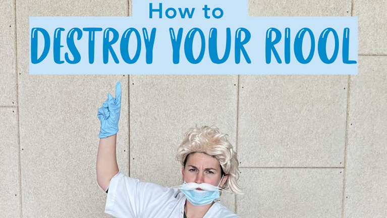 Tekst “How to DESTROY YOUR RIOOL” boven iemand in witte jas met mondmasker en blauwe handschoen, vinger omhoog