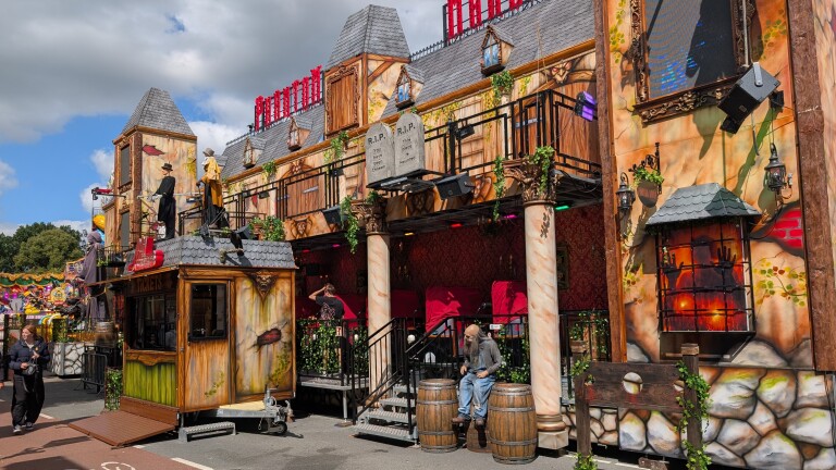 Spookhuisattractie op kermis met gotische gevel, ticketsloket, decorfiguren en grafsteenbord met R.I.P. tekst