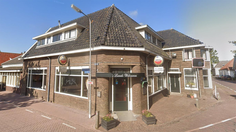 Hoekpand met café ’s Lands Welvaren, bruin baksteen en groot pannendak, met Amstel-bierborden aan de gevel