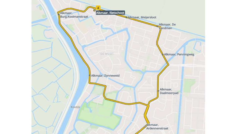 Kaart met busroute 4 door Alkmaar langs haltes o.a. Burg. Kooimanstraat, Rietschoot en Penningweg