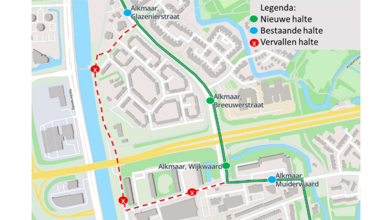Kaart met busroute in Alkmaar met nieuwe haltes (groen), bestaande (blauw) en vervallen (rood met kruis)