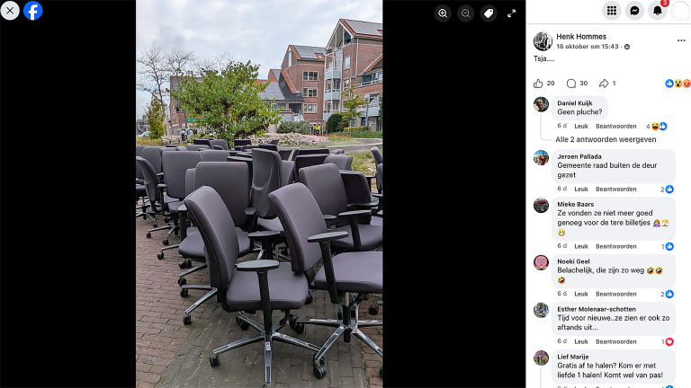 Veel bureaustoelen op een stoep voor een woongebouw, weergegeven als screenshot van een Facebookbericht met reacties