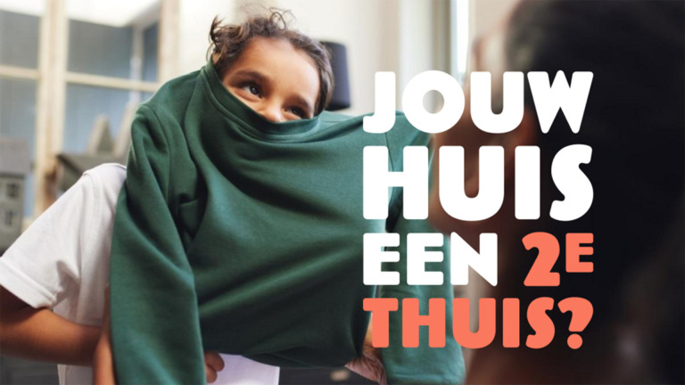 Kind in groene trui wordt opgetild, met tekst: Jouw huis een 2e thuis?