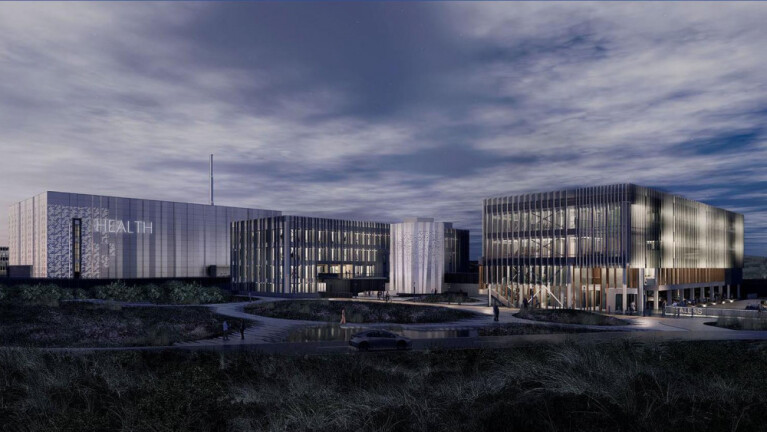 Architectuurvisualisatie van modern gebouwencomplex in schemerlicht, met glazen gevels, waterpartij en tekst HEALTH op het linkergebouw