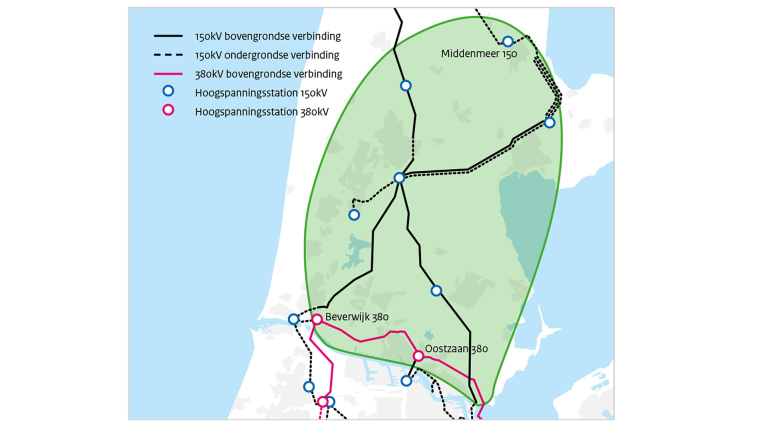 Kaart van beoogde hoogspanningsnetwerk in Noord-Holland met bovengrondse en ondergrondse verbindingen en hoogspanningsstations, gemarkeerd met verschillende kleuren en symbolen.