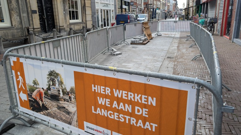 Alkmaarse Langestraat wordt – in afwachting van nieuw ontwerp – stukje bij beetje weer struikelvrij