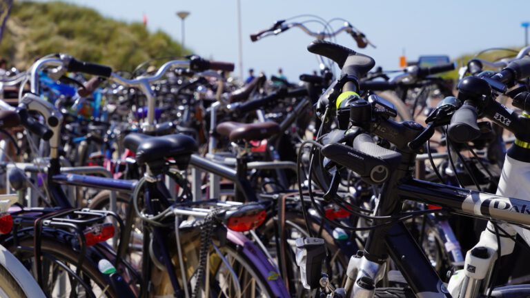 Heiloo en Castricum in top van fietsende woon-werkers in Nederland
