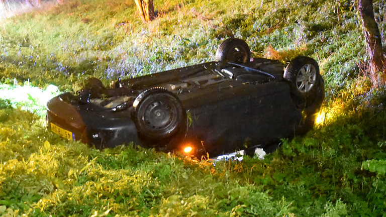 Auto op z’n kop in droge sloot langs N242: bestuurder gewond