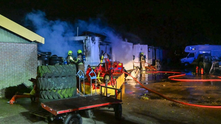 Grote brand in chalet op boerderij aan de Oosterweg in Bergen