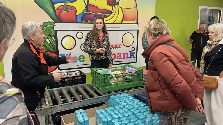 Vrijwilligershart klopt bij Voedselbank Alkmaar: “Blij dat ik een steentje kan bijdragen”