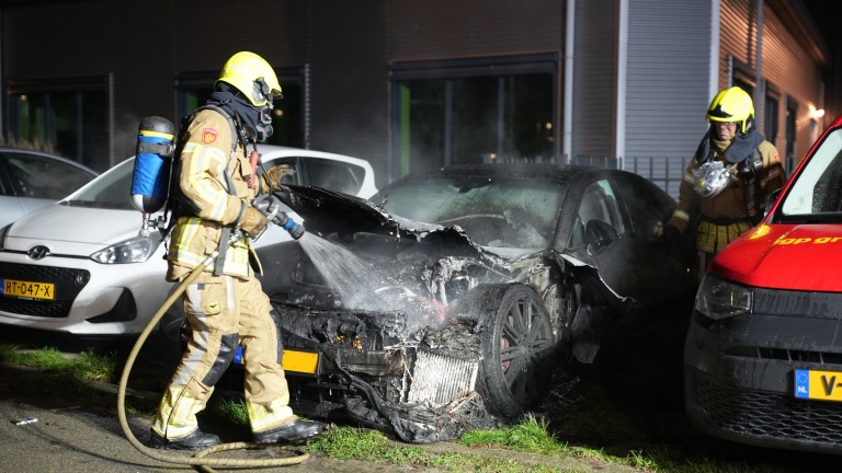 Nachtelijke autobrand aan Schermerweg in Alkmaar