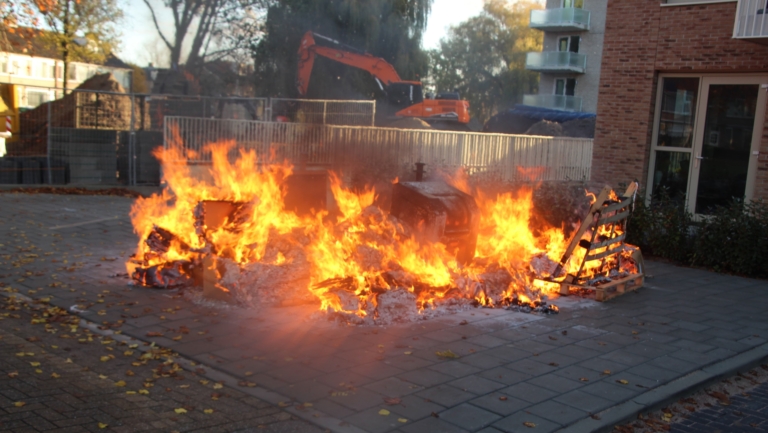 Stapel grofvuil tussen vuilcontainers aan Rembrandstraat brand af