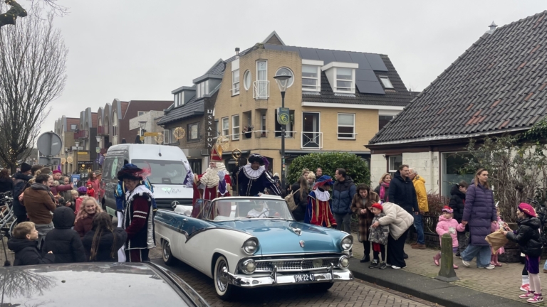Kinderen juichen Sinterklaas toe in Castricum: “Wat fijn dat u er weer bent!”