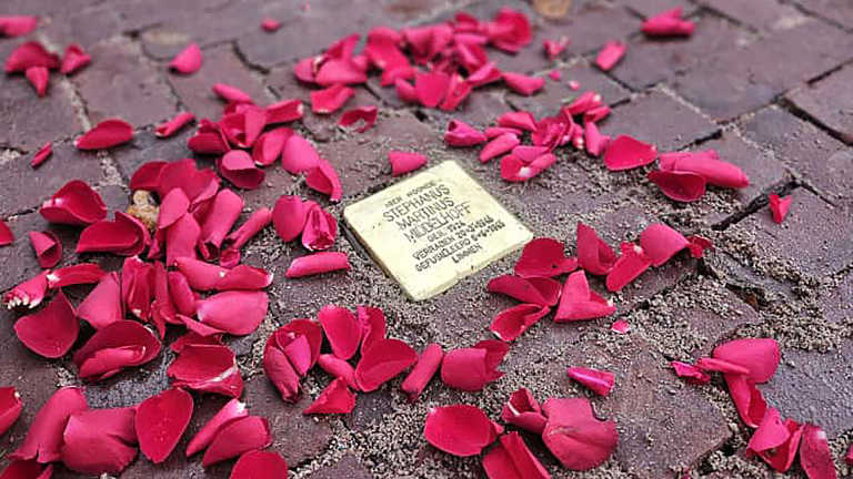 Plechtige ceremonie bij plaatsing 27e Stolperstein in Heiloo: “Herinneren blijft belangrijk”