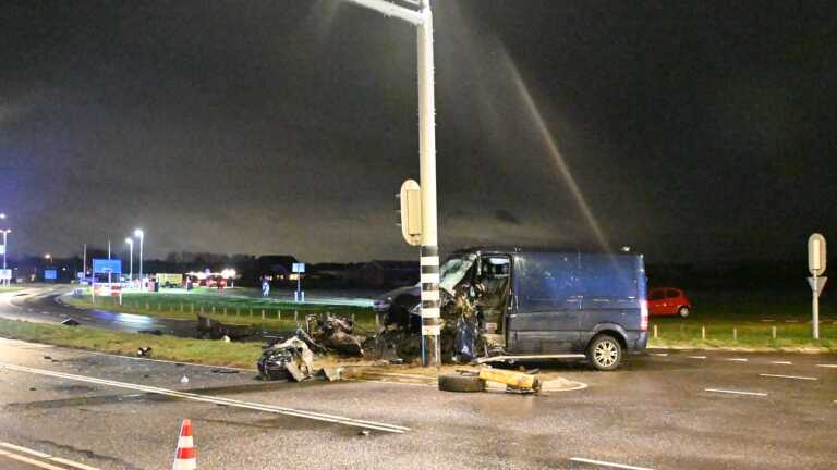 Bestuurder zwaargewond na rammen van verkeerslicht in Egmond