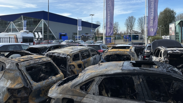 Autodealer Heerhugowaard in shock na brandstichting: ‘Niet te bevatten’