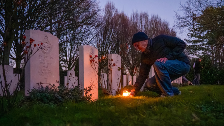 Vrijwilligers trotseren overal kou om lichtjes te plaatsen bij oorlogsgraven: “Passend eerbetoon”