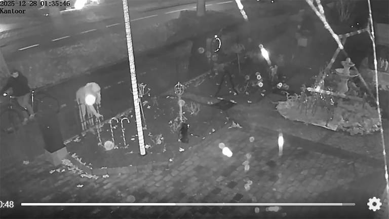 Daders gezocht: diefstal van lichtgevende zuurstokken familie Gieling in Heerhugowaard