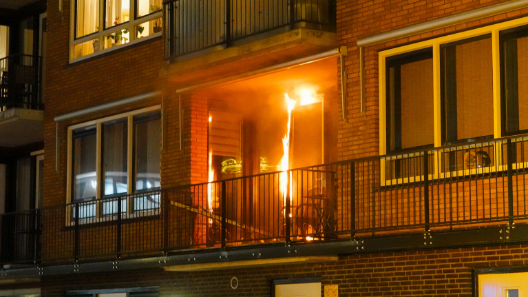 Brand op balkon dringt woning aan Tamarixplantsoen binnen