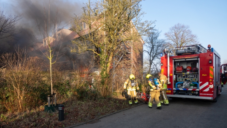 Felle brand in Bergen: isolatiemateriaal en fiets in vlammen op