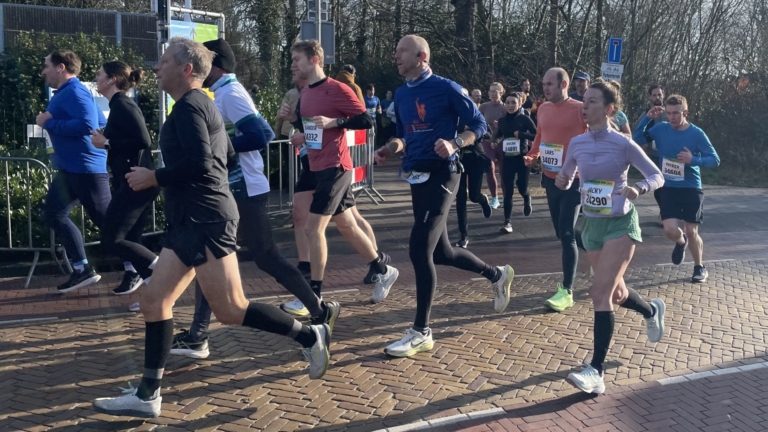 Deelnemers, vrijwilligers én toeschouwers: heel Schoorl in ban van Groet uit Schoorl Run