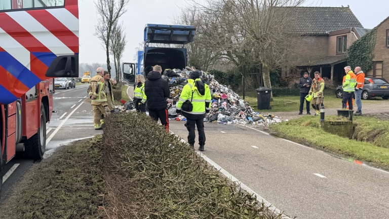Explosie en brand in vuilniswagen in Egmond-Binnen