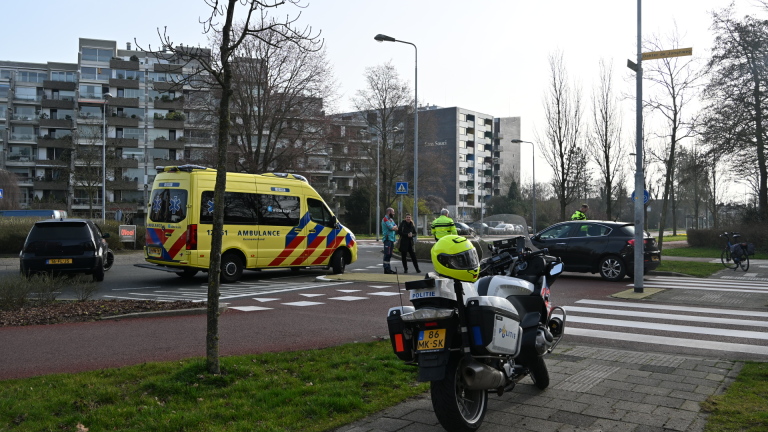 Fietser naar ziekenhuis na aanrijding op Castricumse rotonde