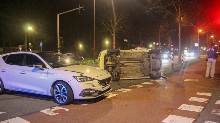 Auto op de kant door botsing op Krusemanlaan in Heerhugowaard