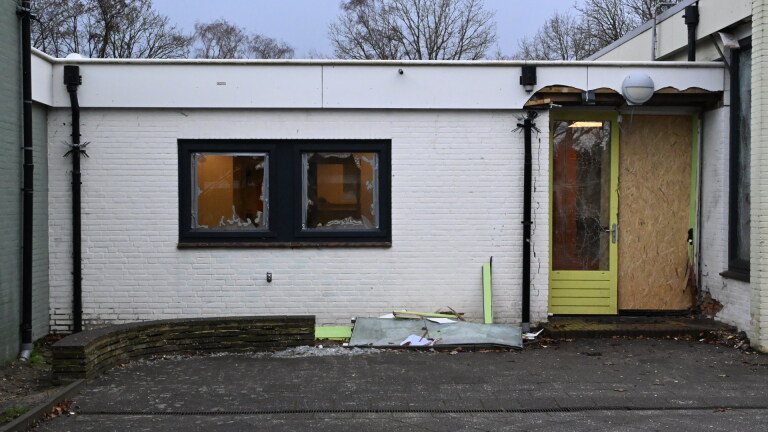 Politie verspreidt beelden van verdachte explosie bij kindcentrum Heiloo