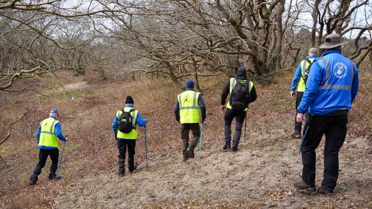 Veteranen Search Team zoekt in duinen naar vermiste Marcel, ook drone ingezet