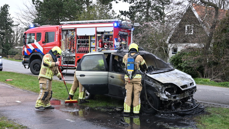 Auto vliegt in brand op Nesdijk in Bergen