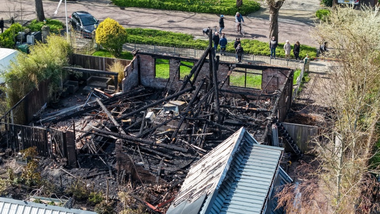 Bewoners wacht ‘nare aanblik’, zitten in vliegtuig naar huis terwijl hun woning afbrandt