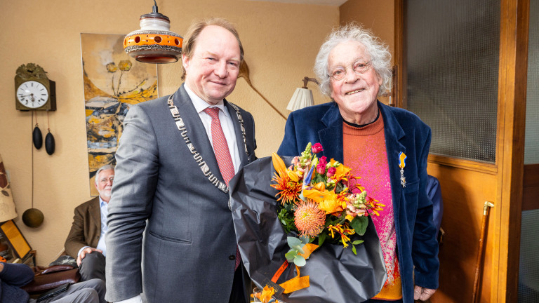 ‘Peetvader’ Hans Laumanns uit Bergen geridderd in Almere