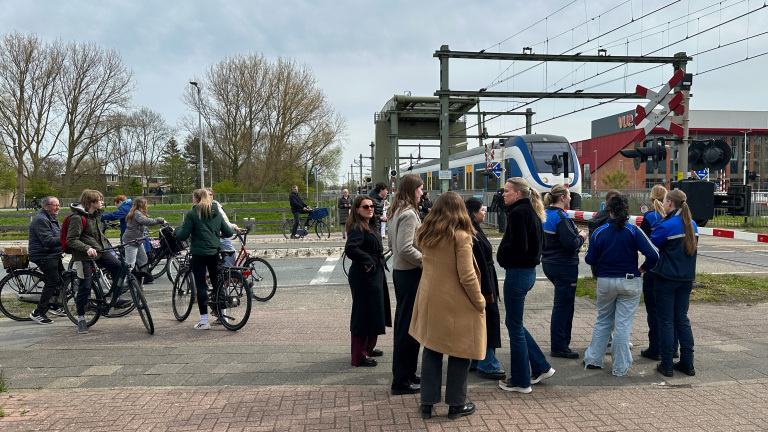 Gestrande trein legt treinverkeer rond Alkmaar uren stil: reizigers lopend naar station