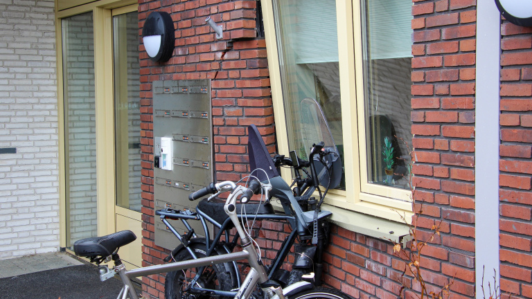 Per ongeluk in z’n vooruit: automobilist botst op gevel wooncomplex