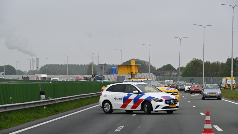 Beschadigde auto met ingedeukte voorkant op een gele sleepwagen.