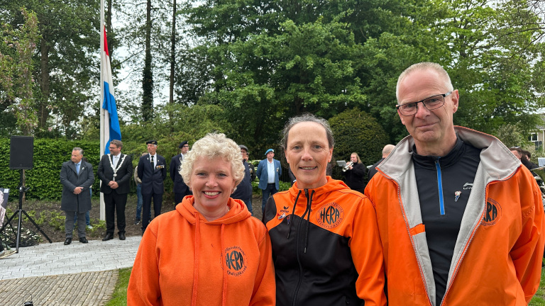 Nachtelijke estafette vanuit Wageningen met bevrijdingsvlam: “Niet alleen zwaar, maar ook een feest”
