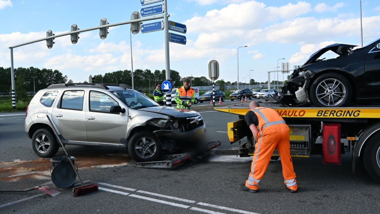 Verkeerschaos op N243: twee auto’s botsen bij kruising Alkmaar