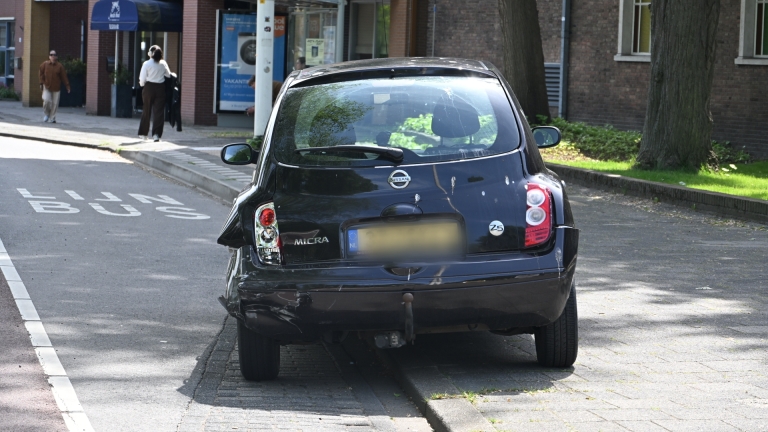 Auto met aanzienlijke schade aan de voorkant, met gebarsten en gedeukte bumper.